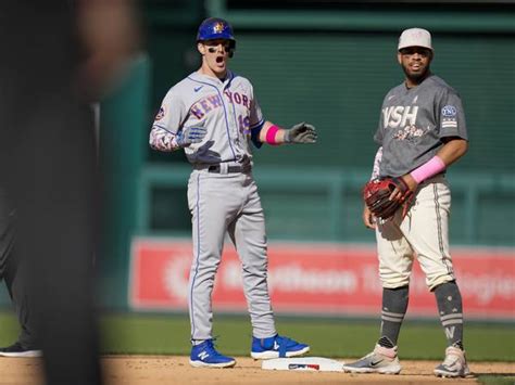 8-run inning helps Mets win second game of doubleheader